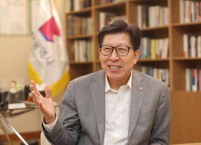 박형준 부산시장은 민선 8기 출범 3주년을 맞아 30일 <부산일보>와 인터뷰를 갖고 시민들이 정책 효과를 체감할 수 있도록 소통에 주력하겠다고 강조했다. 이재찬 기자 chan@