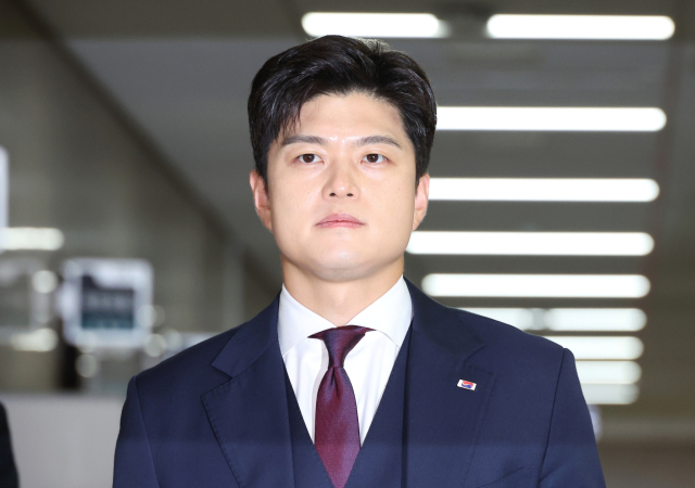 국민의힘 김용태 비상대책위원장이 30일 퇴임 기자회견장으로 향하고 있다. 연합뉴스