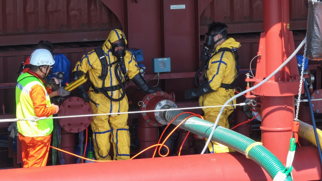 해양수산부는 강화된 메탄올 연료 공급 관련 업무처리 기준을 7월 1일부터 적용한다고 30일 밝혔다. 선박에 메탄올 연료를 공급하는 모습. 해수부 제공