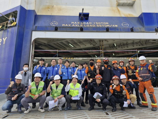 해양수산부는 수출용 자동차와 블렌딩용 오일의 원활한 국내 운송을 위해 관련 규제를 완화한 고시 개정안을 7월 1일부터 시행한다고 30일 밝혔다. 울산항만공사(UPA)가 울산본항 6부두에서 긴급구조기관인 울산해양경찰서, 울산광역시 소방본부, 관내 4개 소방서를 대상으로 자동차 운반선 승선 교육을 실시하고 있다(사진은 기사와 직접 관련 없음).UPA 제공