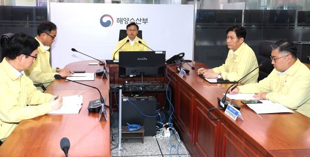 김성범 해양수산부 차관이 30일 정부세종청사 해수부 종합상황실에서 ‘여름철 해양재난사고 예방 점검회의’를 주재하고 있다. 연합뉴스