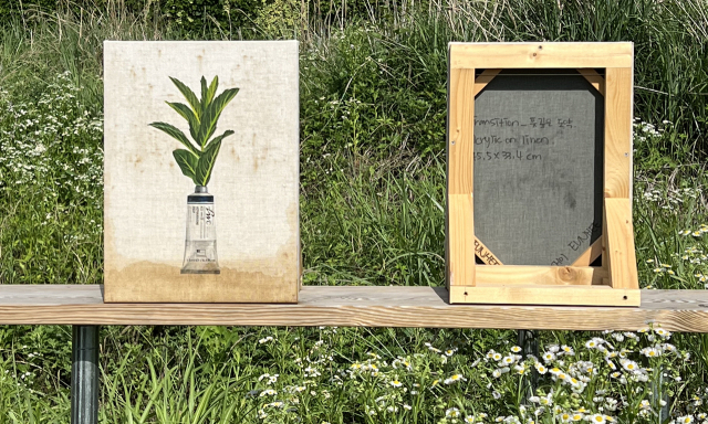 부산 기장군 정관읍 두명마을 밖_앝에서 열리고 있는 기획전 '공생물성' 전시 모습. 사진은 최은희 작가의 '바깥의 회화'. 밖_앝 제공