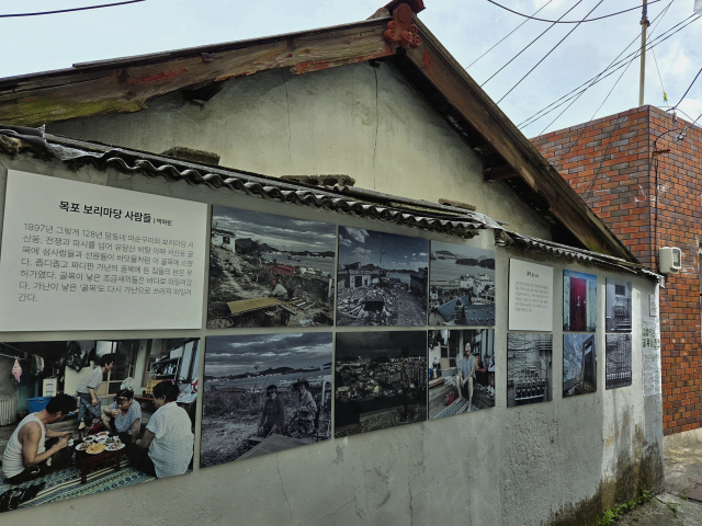 비주류사진관 제31회 사회참여전 '[삶을 잇는] 골목 사진전' 전시 모습. 정남준 제공
