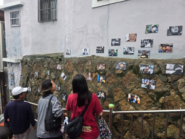 비주류사진관 제32회 사회참여전 '골목에 사람이 살고 있습니다' 전시 모습. 정남준 제공