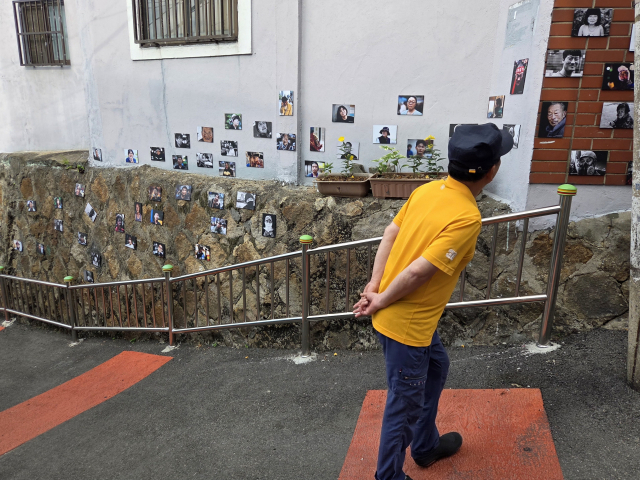 비주류사진관 제32회 사회참여전 '골목에 사람이 살고 있습니다' 전시 모습. 정남준 제공