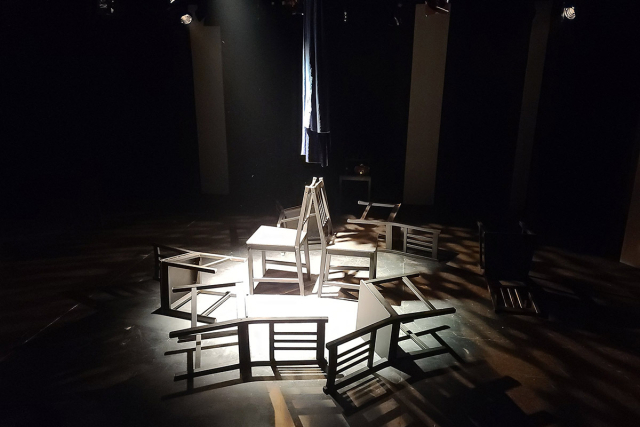 연극 의자들 rebuild. 극단코코 제공