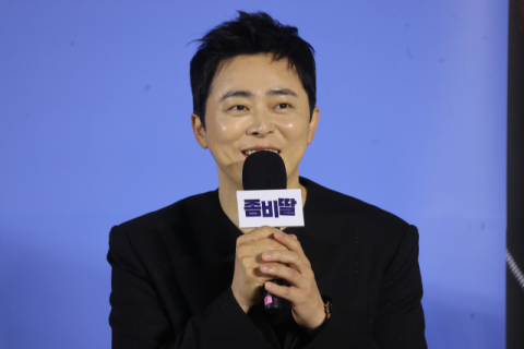 배우 조정석이 지난달 30일 열린 영화 ‘좀비딸’ 제작보고회에 참석해 질문에 답하고 있다. 연합뉴스