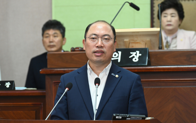 거제시의회 이태열 의원은 30일 제255회 정례회 5분 자유발언에서 지역 사업장을 둔 삼성중공업과 한화오션의 외국인 노동자 채용 확대 정책 문제를 제기하며 즉각적인 정책 전환을 촉구했다. 사무국 제공