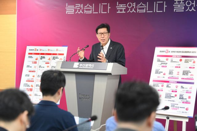 박형준 부산시장이 1일 부산시청 기자회견장에서 민선 8기 취임 3주년을 기념해 기자회견을 하고 있다. 부산시 제공