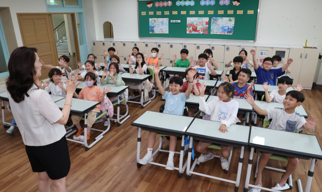 1일 부산 기장군 해빛초등학교에서 여름방학식을 가진 3학년 학생들이 즐거운 표정으로 선생님과 인사를 하고 있다. 정종회 기자 jjh@