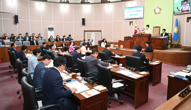 거제시의회는 6월 30일 열린 제255회 제1차 정례회 제4차 본회의에서 ‘거제시 민생회복지원금 지원 조례안’을 표결 끝에 찬성 7표, 반대 8표, 기권 1표로 부결했다. 사무국 제공