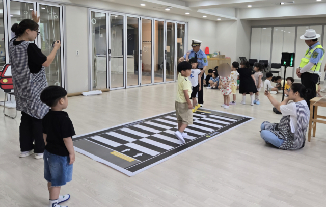 새마을교통봉사대통영시지대는 지난달 20일과 27일 지역 유치원 2곳에서 원생들을 대상으로 어린이 교통안전교육을 했다. 통영시새마을회 제공