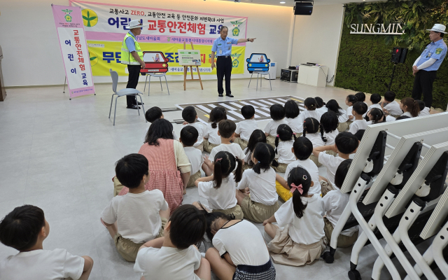 새마을교통봉사대통영시지대는 지난달 20일과 27일 지역 유치원 2곳에서 원생들을 대상으로 어린이 교통안전교육을 했다. 통영시새마을회 제공