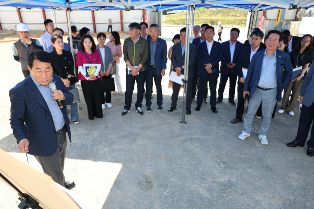 나동연 시장이 1일 국내 최대 규모로 건립 중인 물금읍 가촌리 양산복지허브타운 공사 현장을 방문해 추진 현황을 점검하고 있다. 양산시 제공