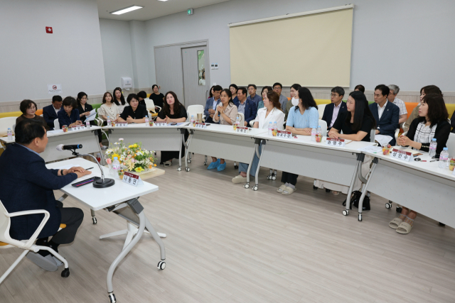 나동연 양산시장이 1일 육아종합지원센터 이용자들과 간담회를 갖고 건의 사항과 애로 사항을 듣고있다. 양산시 제공