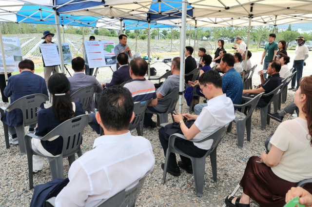 나동연 양산시장이 1일 명동공원에서 공원 활성화 등을 위해 수영장과 박물관 수장고 건립 계획을 발표하고 있다. 양산시 제공