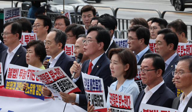국민의힘 송언석 당대표 권한대행 겸 원내대표가 1일 서울 용산 대통령실 앞에서 열린 현장 의원총회에서 발언하고 있다. 연합뉴스