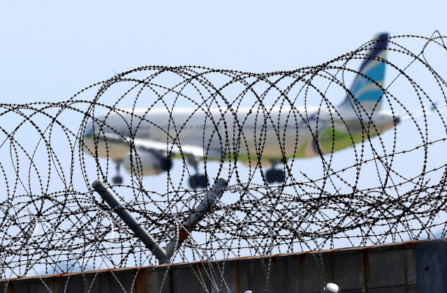 에어부산 항공기 운항 편수가 전년 동기 대비 32% 감소한 것으로 나타났다. 1일 오후 부산 김해국제공항에 에어부산 항공기가 착륙하고 있다. 정종회 기자 jjh@