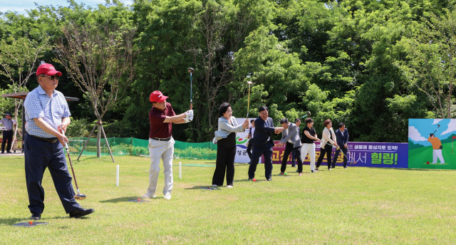 고성군은 1일 고성읍 수남리 546-3번지 일원에 ‘고성 파크골프장’ 개장식을 열었다. 이상근 고성군수(왼쪽에서 두번째) 등이 첫 티샷을 하고 있다. 고성군 제공