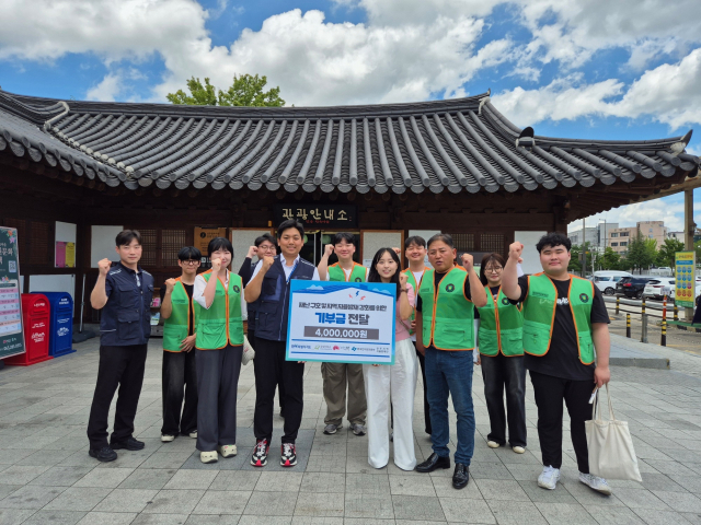 지난달 30일 한국전기안전공사와 전북 전주시 자율방재단 등 관계자들이 기부금을 전달하고 기념촬영을 하고 있다. 전기안전공사 제공
