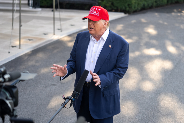 1일(현지 시간) 도널드 트럼프 미국 대통령이 미국 워싱턴 DC 백악관에서 기자들의 질문에 답하고 있다. 신화연합뉴스