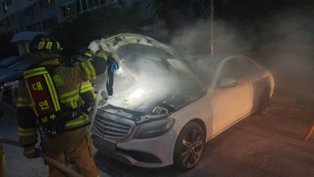 지난 1일 오후 7시 56분께 부산 수영구의 한 아파트 야외주차장에 세워져 있던 벤츠 차량에서 불이 났다. 부산소방재난본부 제공