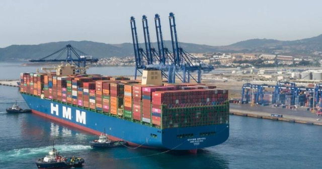 스페인 알헤시라스 터미널(TTIA)에 기항하는 2만 4000 TEU급 컨테이너선 'HMM 알헤시라스호'. HMM 제공