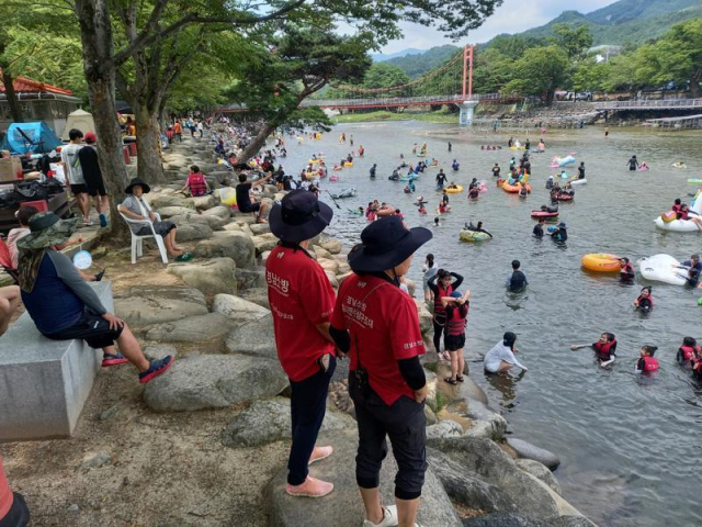 경남 119시민수상구조대원들이 지난해 여름철 거창군 수승대 물놀이 현장을 둘러보고 있다. 경남소방본부 제공
