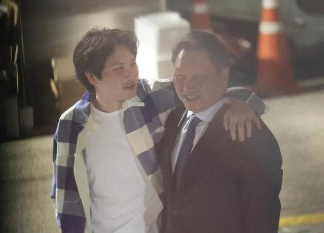 최태원 SK그룹 회장(오른쪽)이 지난해 6월 서울 강남구 한 식당 앞에서 아들 인근 씨와 다정한 모습을 보이고 있다. 인터넷커뮤니티 캡처