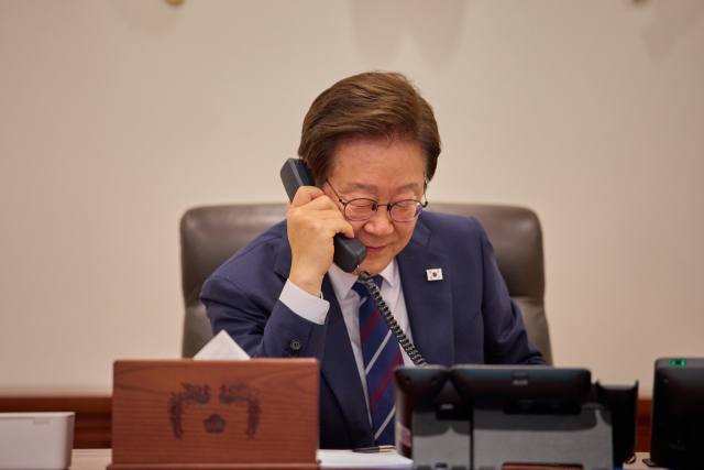 이재명 대통령이 1일 서울 용산 대통령실 청사 집무실에서 크리스토퍼 럭슨 뉴질랜드 총리와 전화 통화를 하고 있다. 연합뉴스