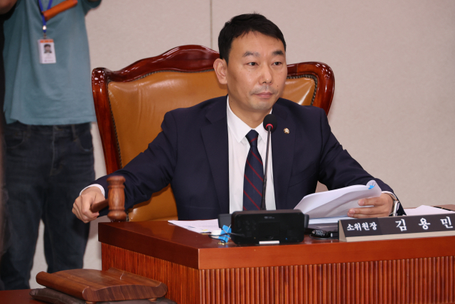 2일 국회 법제사법위원회에서 더불어민주당 김용민 법안심사제1소위원장이 상법 일부개정법률안 등 안건을 심사하기 위한 소위 회의를 개의하며 의사봉을 두드리고 있다. 연합뉴스