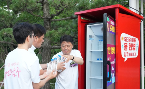오은택 부산 남구청장(맨 오른쪽)은 지난 1일 평화공원에 실치된 야외 냉수냉장고 '남구 샘터'에 생수를 직접 보충하고 있다.