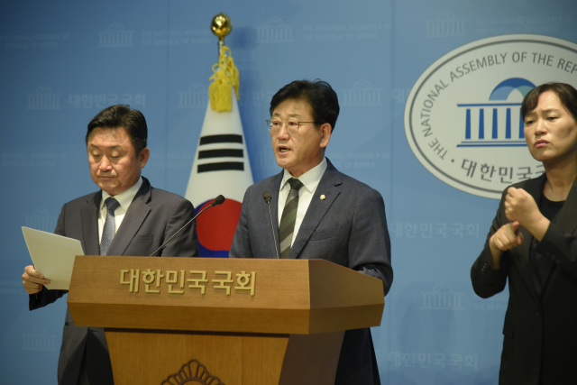 2일 더불어민주당 김정호 의원과 최인호 전 의원이 국회 소통관에서 기자회견을 하고 있다. 김정호 의원실 제공