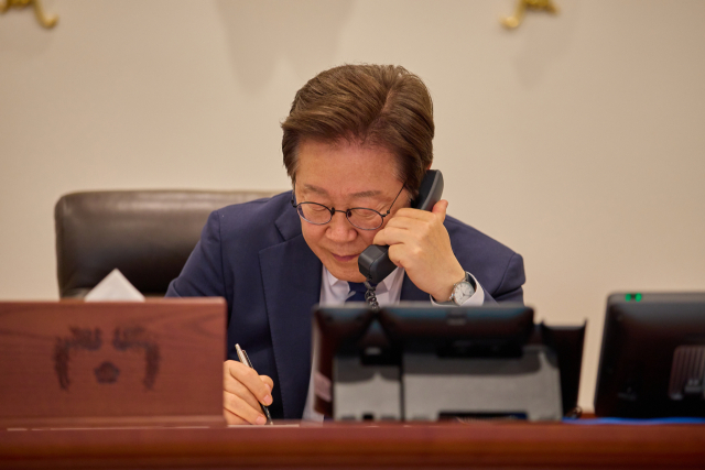 이재명 대통령이 1일 서울 용산 대통령실 청사 집무실에서 무함마드 빈 자예드 알 나흐얀 아랍에미리트(UAE) 대통령과 전화 통화를 하고 있다. 연합뉴스