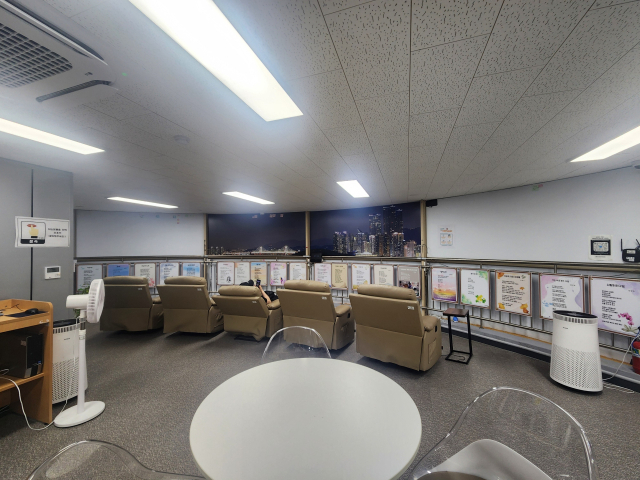 부산 해운대구 중동 해운대 이동노동자 쉼터 내부 모습. 냉난방 시설과 안마의자 등을 갖췄다. 김재량 기자 ryang@