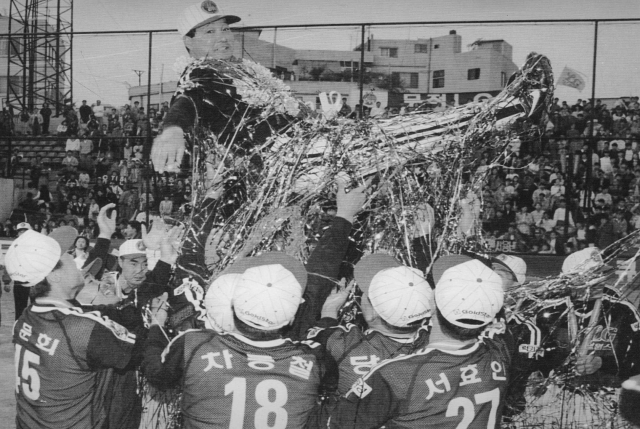 1994년 프로야구 LG 트윈스의 한국시리즈 우승을 지휘한 이광환 KBO 원로자문이 2일 별세했다. 지병인 폐 질환을 치유하고자 제주도에서 지내던 이 전 감독은 최근 폐렴 증세로 병원에 입원 치료 중 2일 오후 세상을 떠났다. 향년 77세. 사진은 1994년 우승한 LG 선수들이 이광환 감독을 헹가래 치는 모습. 연합뉴스