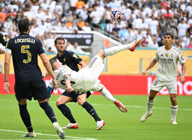 레일 마드리드의 페데리코 발베르데(가운데)가 2일(한국 시간) 미국 플로리다주 마이애미에서 열린 유벤투스와의 클럽월드컵 16강전에서 발리슛을 하고 있다. AFP연합뉴스