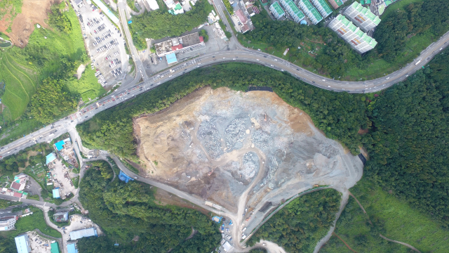 행정타운 공사 중인 거제 옥포동 모습. 2016년 부지를 조성해 경찰서 등을 입주시키려 했지만 공정률이 57%에 불과하다. 거제시 제공