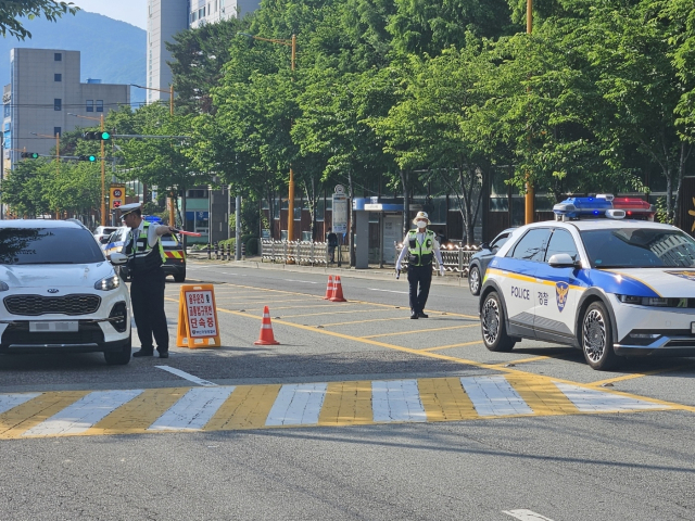 부산 기장경찰서는 2주간 어린이보호구역에서 등굣길 특별 교통단속을 벌여 음주운전자 3명, 교통법규위반자 85명 등 총 88명을 적발했다. 기장경찰서 제공