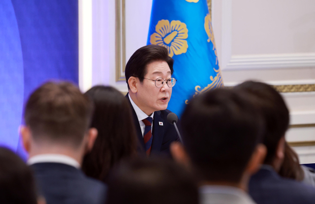 이재명 대통령이 3일 청와대 영빈관에서 열린 '대통령의 30일, 언론이 묻고 국민에게 답하다' 기자회견에서 발언하고 있다. 연합뉴스