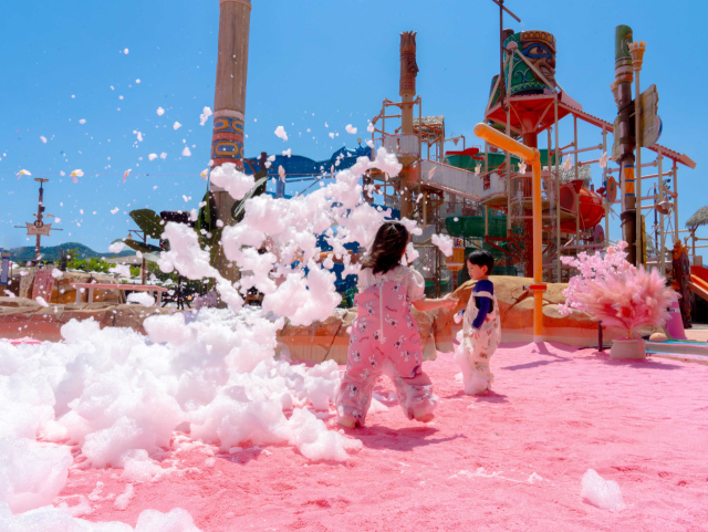 휴가철을 맞아 경남 김해에 있는 롯데워터파크를 찾은 아이들이 핑크 콘셉트의 모래놀이 체험존 ‘핑크 아일랜드’에서 버블파티를 즐기며 신나는 시간을 보내고 있다. 핑크 아일랜드는 부드러운 모래를 자유롭게 만질 수 있게 꾸며진 데다 곳곳에 설치된 포토존에서 사랑스러운 느낌의 인생샷을 경험할 수 있어 아이부터 어른까지 누구에게나 인기다. 롯데워터파크 제공