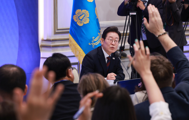 이재명 대통령이 3일 청와대 영빈관에서 열린 '대통령의 30일, 언론이 묻고 국민에게 답하다' 기자회견에서 외신 기자의 질문을 받고 있다. 연합뉴스