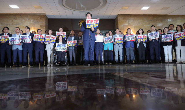 국민의힘 송언석 비상대책위원장 겸 원내대표가 본회의가 열리고 있는 3일 서울 여의도 국회 로텐더홀에서 김민석 국무총리 후보자 임명동의안 등에 대한 규탄 발언을 하고 있다. 연합뉴스
