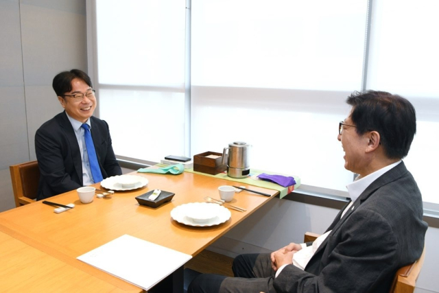 박형준(오른쪽) 부산시장과 더불어민주당 이재성 부산시당위원장은 3일 부산의 한 식당에서 지역 현안을 논의했다. 민주당 부산시당 제공