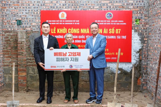 BNK부산은행은 지난달 27일 베트남 하노이에서 고엽제 피해 가정을 돕기 위해 ‘사단법인 베트남을 사랑하는 사람들의 모임’에 지원금 미화 1만 달러를 전달했다. BNK부산은행 제공