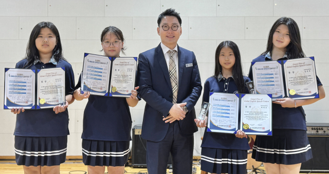 거제 장목예술중학교 1학년 정다윤, 손지윤, 박다은, 김서우 학생(왼쪽부터, 가운데 박상욱 교장)이 지난달 28일 열린 ‘국제 영어 말하기 대회’에서 전원 동상을 수상했다. 장목예술중학교 제공