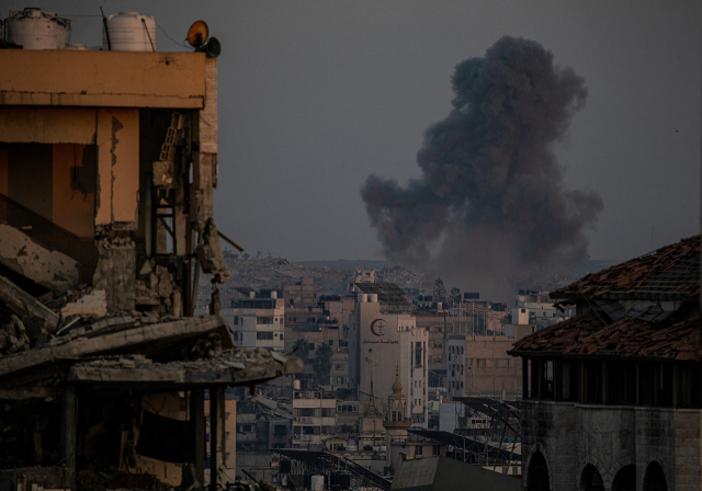 2일(현지 시간) 이스라엘군의 공습으로 팔레스타인 가자 시티 한 지역에서 연기가 피어오르고 있다. 이스라엘은 미국의 60일 휴전안에 동의한 이후, 팔레스타인 무장정파 하마스의 응답을 기다리는 상황에서 공습을 멈추지 않고 있다. EPA연합뉴스