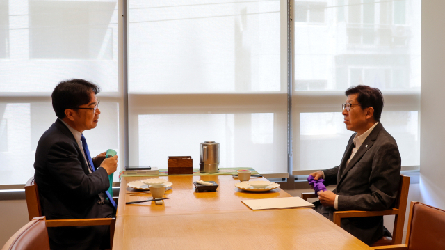 박형준(오른쪽) 부산시장과 더불어민주당 이재성 부산시당위원장은 3일 부산 해운대구 모처 식당에서 만나 지역 현안을 논의했다. 민주당 부산시당 제공