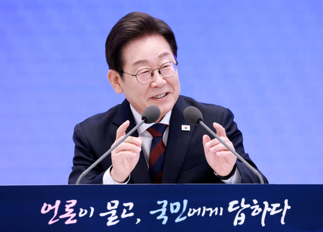 이재명 대통령이 3일 청와대 영빈관에서 '대통령의 30일, 언론이 묻고 국민에게 답하다' 기자회견을 하고 있다. 연합뉴스