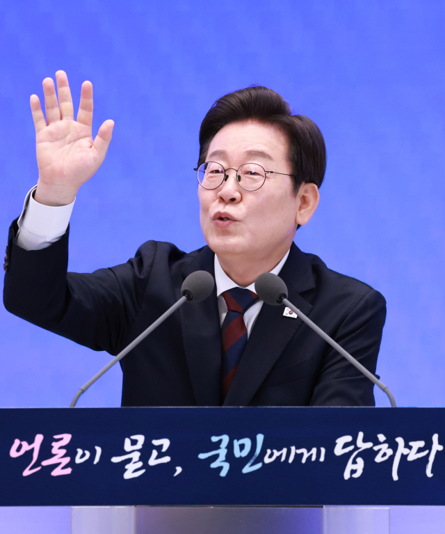 이재명 대통령이 3일 청와대 영빈관에서 열린 '대통령의 30일, 언론이 묻고 국민에게 답하다' 기자회견에서 취재진의 질문을 받고 있다. 연합뉴스